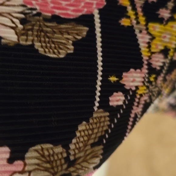 Beautiful sleeveless Shell - Picture 3 of 7